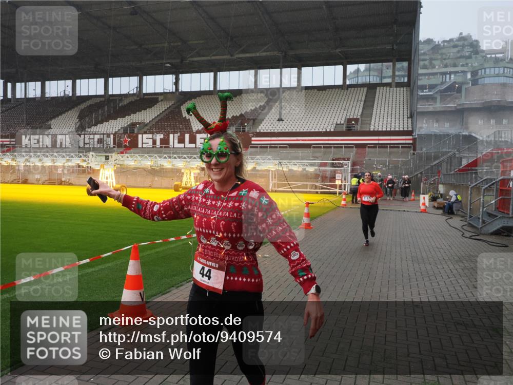 07.12.2025 - St. Pauli X-Mass-Run No. 15 Fabian Wolf http://msf.ph/oto/9409574 07.12.2025 11:09:18 Ziel 44, 51, 558, 1110, 1260, 1574 meine-sportfotos.de