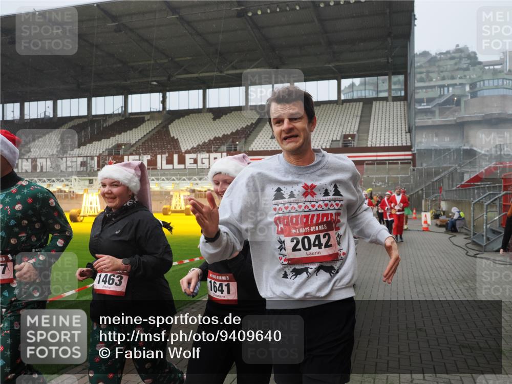 07.12.2025 - St. Pauli X-Mass-Run No. 15 Fabian Wolf http://msf.ph/oto/9409640 07.12.2025 11:09:30 Ziel 59, 66, 266, 330, 971, 1084, 1110, 1463, 1477, 1641, 1851, 1870, 1945, 1974, 2042, 3151, 4190, 4191 meine-sportfotos.de