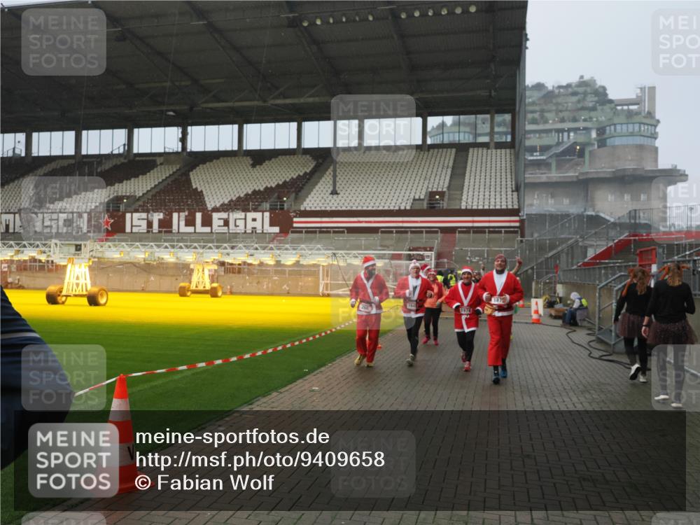07.12.2025 - St. Pauli X-Mass-Run No. 15 Fabian Wolf http://msf.ph/oto/9409658 07.12.2025 11:09:32 Ziel 59, 66, 266, 330, 971, 1084, 1463, 1477, 1579, 1582, 1641, 1851, 1870, 1945, 1974, 2042, 3151, 4190, 4191 meine-sportfotos.de