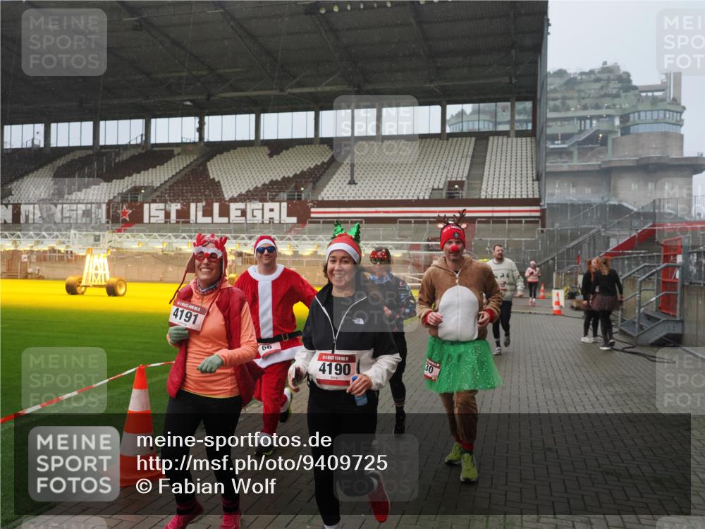 07.12.2025 - St. Pauli X-Mass-Run No. 15 Fabian Wolf http://msf.ph/oto/9409725 07.12.2025 11:09:37 Ziel 59, 66, 266, 330, 814, 971, 1084, 1157, 1463, 1477, 1579, 1582, 1641, 1851, 1870, 1945, 1974, 2042, 3151, 4190, 4191 meine-sportfotos.de