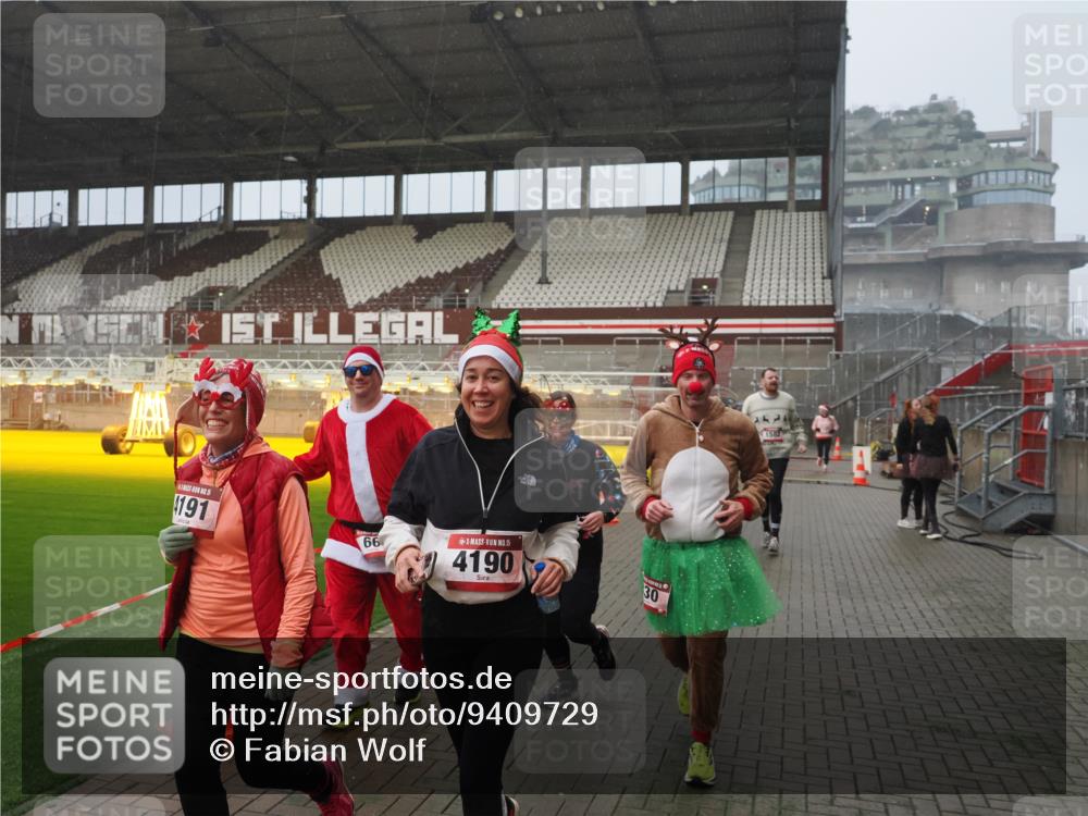 07.12.2025 - St. Pauli X-Mass-Run No. 15 Fabian Wolf http://msf.ph/oto/9409729 07.12.2025 11:09:37 Ziel 59, 66, 266, 330, 814, 971, 1084, 1157, 1463, 1477, 1579, 1582, 1641, 1851, 1870, 1945, 1974, 2042, 3151, 4190, 4191 meine-sportfotos.de