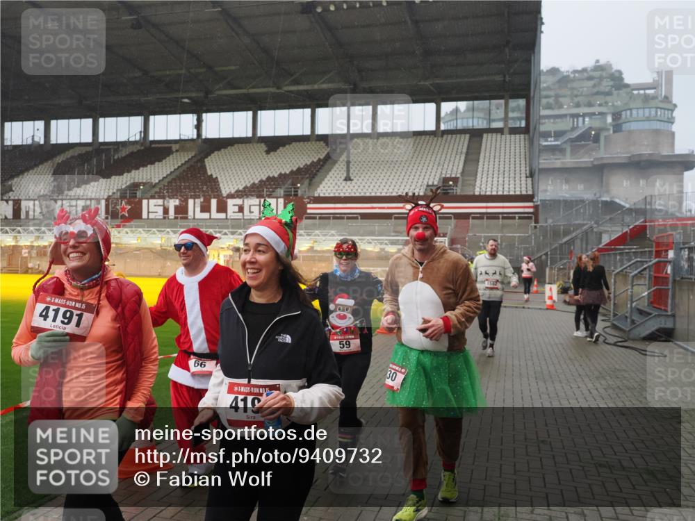 07.12.2025 - St. Pauli X-Mass-Run No. 15 Fabian Wolf http://msf.ph/oto/9409732 07.12.2025 11:09:37 Ziel 59, 66, 266, 330, 814, 971, 1084, 1157, 1463, 1477, 1579, 1582, 1641, 1851, 1870, 1945, 1974, 2042, 3151, 4190, 4191 meine-sportfotos.de