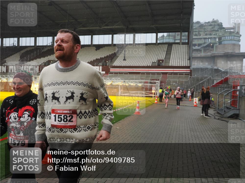 07.12.2025 - St. Pauli X-Mass-Run No. 15 Fabian Wolf http://msf.ph/oto/9409785 07.12.2025 11:09:41 Ziel 59, 66, 266, 330, 814, 971, 1084, 1157, 1579, 1582, 1851, 1870, 1945, 1974, 2042, 3151, 4190, 4191 meine-sportfotos.de