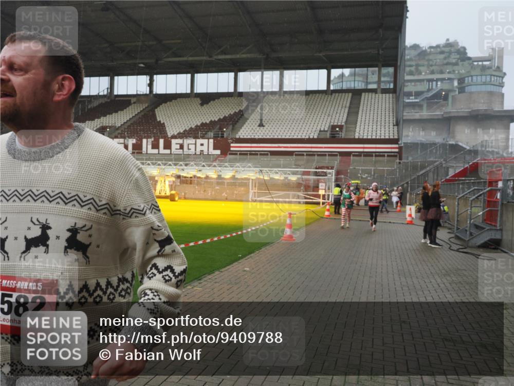 07.12.2025 - St. Pauli X-Mass-Run No. 15 Fabian Wolf http://msf.ph/oto/9409788 07.12.2025 11:09:41 Ziel 59, 66, 266, 330, 814, 971, 1084, 1157, 1579, 1582, 1851, 1870, 1945, 1974, 2042, 3151, 4190, 4191 meine-sportfotos.de