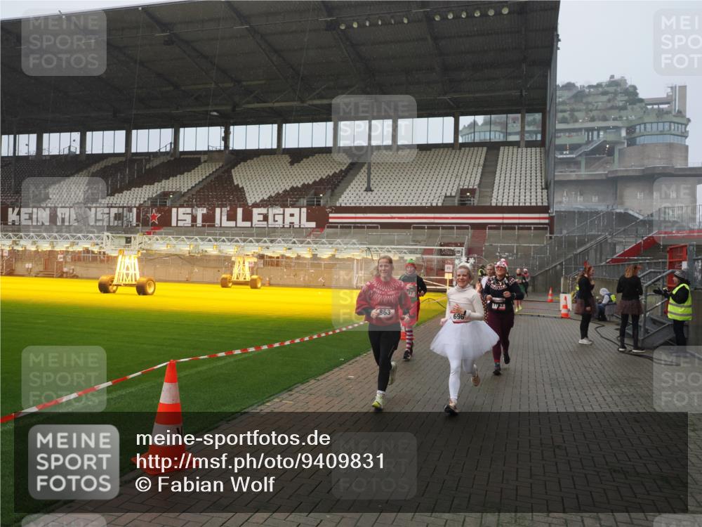 07.12.2025 - St. Pauli X-Mass-Run No. 15 Fabian Wolf http://msf.ph/oto/9409831 07.12.2025 11:09:52 Ziel 696, 720, 737, 755, 814, 863, 1157, 1163 meine-sportfotos.de