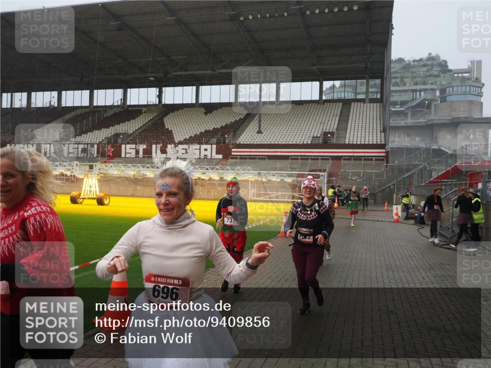 07.12.2025 - St. Pauli X-Mass-Run No. 15 Fabian Wolf http://msf.ph/oto/9409856 07.12.2025 11:09:54 Ziel 696, 720, 737, 755, 814, 863, 1157, 1163 meine-sportfotos.de