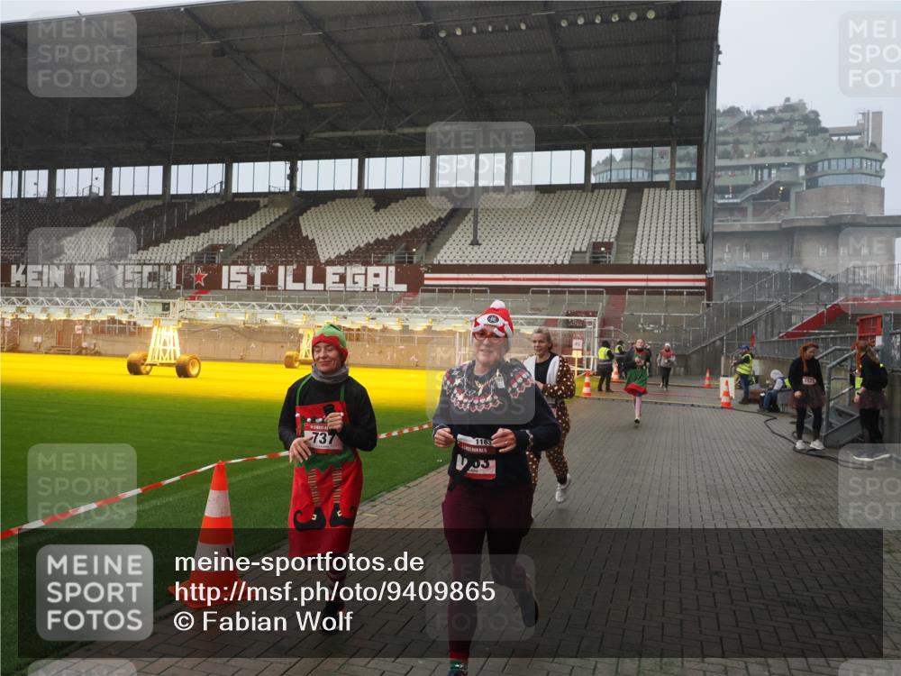 07.12.2025 - St. Pauli X-Mass-Run No. 15 Fabian Wolf http://msf.ph/oto/9409865 07.12.2025 11:09:54 Ziel 696, 720, 737, 755, 814, 863, 1157, 1163 meine-sportfotos.de