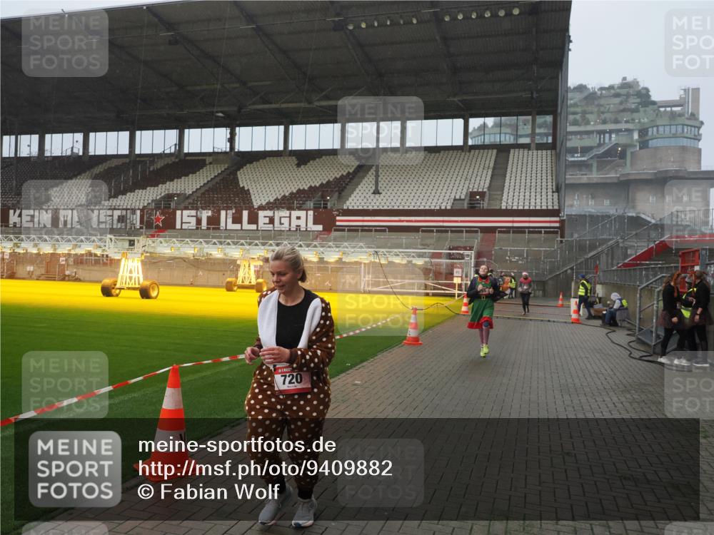 07.12.2025 - St. Pauli X-Mass-Run No. 15 Fabian Wolf http://msf.ph/oto/9409882 07.12.2025 11:09:56 Ziel 696, 720, 737, 753, 755, 814, 863, 1157, 1163 meine-sportfotos.de