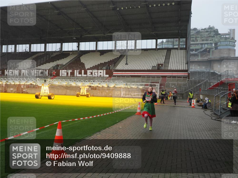 07.12.2025 - St. Pauli X-Mass-Run No. 15 Fabian Wolf http://msf.ph/oto/9409888 07.12.2025 11:09:57 Ziel 696, 720, 737, 753, 755, 814, 863, 1157, 1163 meine-sportfotos.de