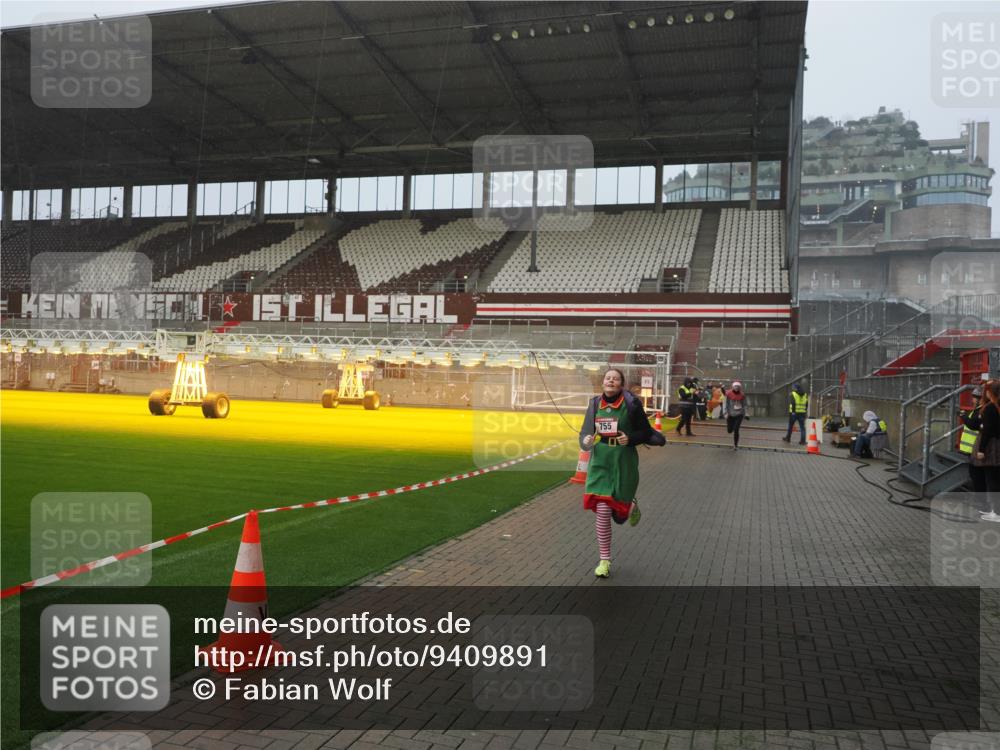 07.12.2025 - St. Pauli X-Mass-Run No. 15 Fabian Wolf http://msf.ph/oto/9409891 07.12.2025 11:09:57 Ziel 696, 720, 737, 753, 755, 814, 863, 1157, 1163 meine-sportfotos.de