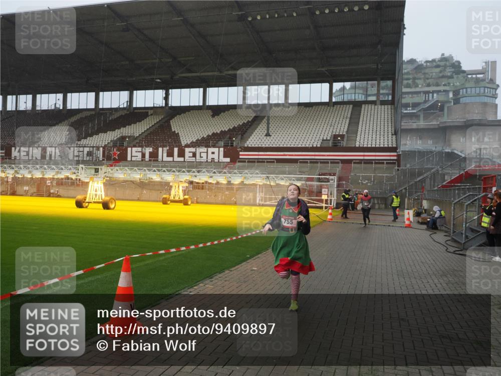 07.12.2025 - St. Pauli X-Mass-Run No. 15 Fabian Wolf http://msf.ph/oto/9409897 07.12.2025 11:09:57 Ziel 696, 720, 737, 753, 755, 814, 863, 1157, 1163 meine-sportfotos.de