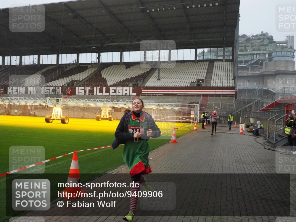 07.12.2025 - St. Pauli X-Mass-Run No. 15 Fabian Wolf http://msf.ph/oto/9409906 07.12.2025 11:09:58 Ziel 696, 720, 737, 753, 755, 863, 1163 meine-sportfotos.de