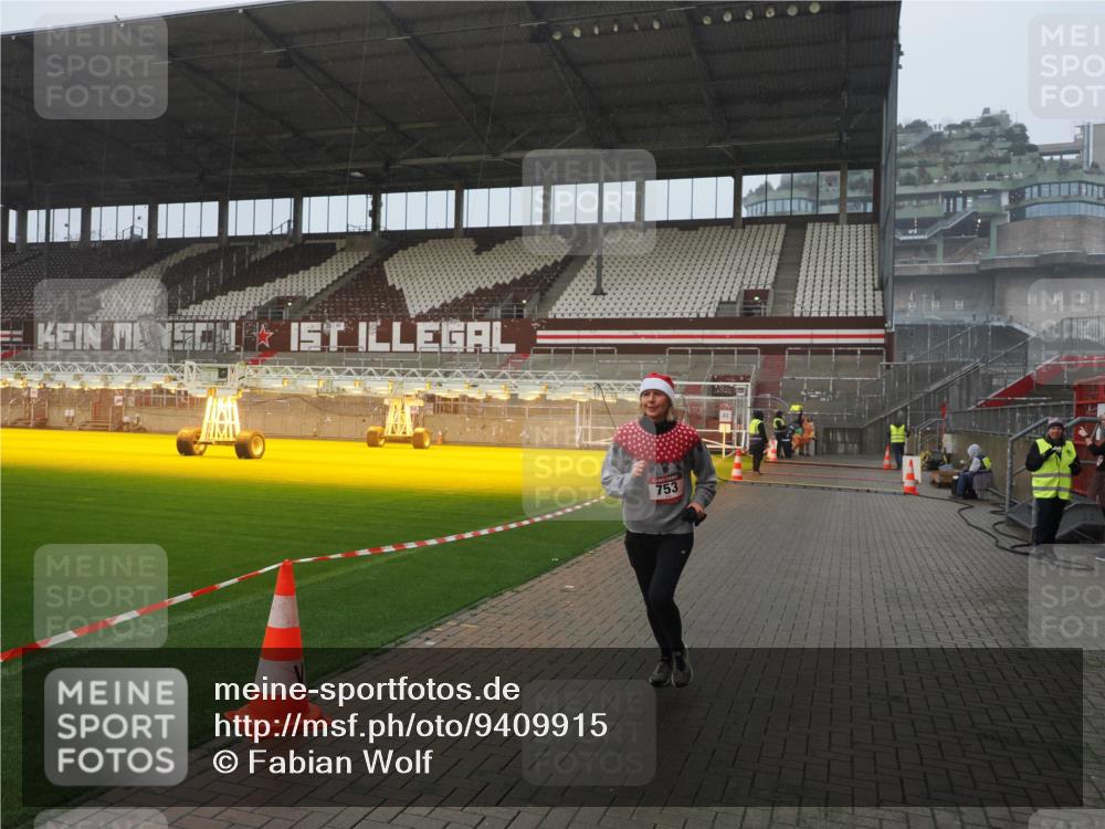 07.12.2025 - St. Pauli X-Mass-Run No. 15 Fabian Wolf http://msf.ph/oto/9409915 07.12.2025 11:10:03 Ziel 696, 720, 737, 753, 755, 863, 1163 meine-sportfotos.de