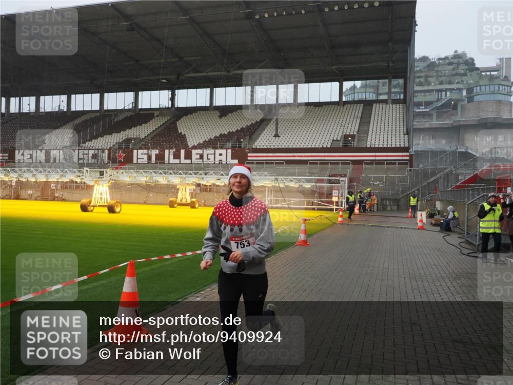 07.12.2025 - St. Pauli X-Mass-Run No. 15 Fabian Wolf http://msf.ph/oto/9409924 07.12.2025 11:10:03 Ziel 696, 720, 737, 753, 755, 863, 1163 meine-sportfotos.de