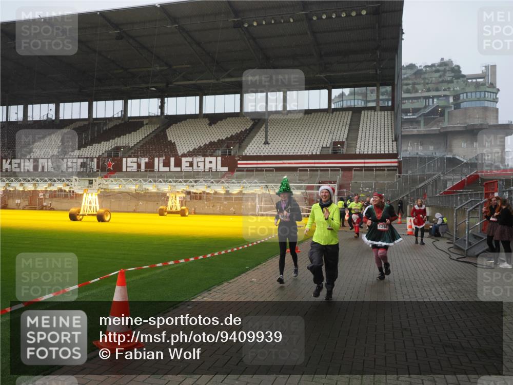 07.12.2025 - St. Pauli X-Mass-Run No. 15 Fabian Wolf http://msf.ph/oto/9409939 07.12.2025 11:10:20 Ziel 42, 53, 980, 1298, 1299, 1398, 1694, 1697, 1739, 1740, 2371 meine-sportfotos.de