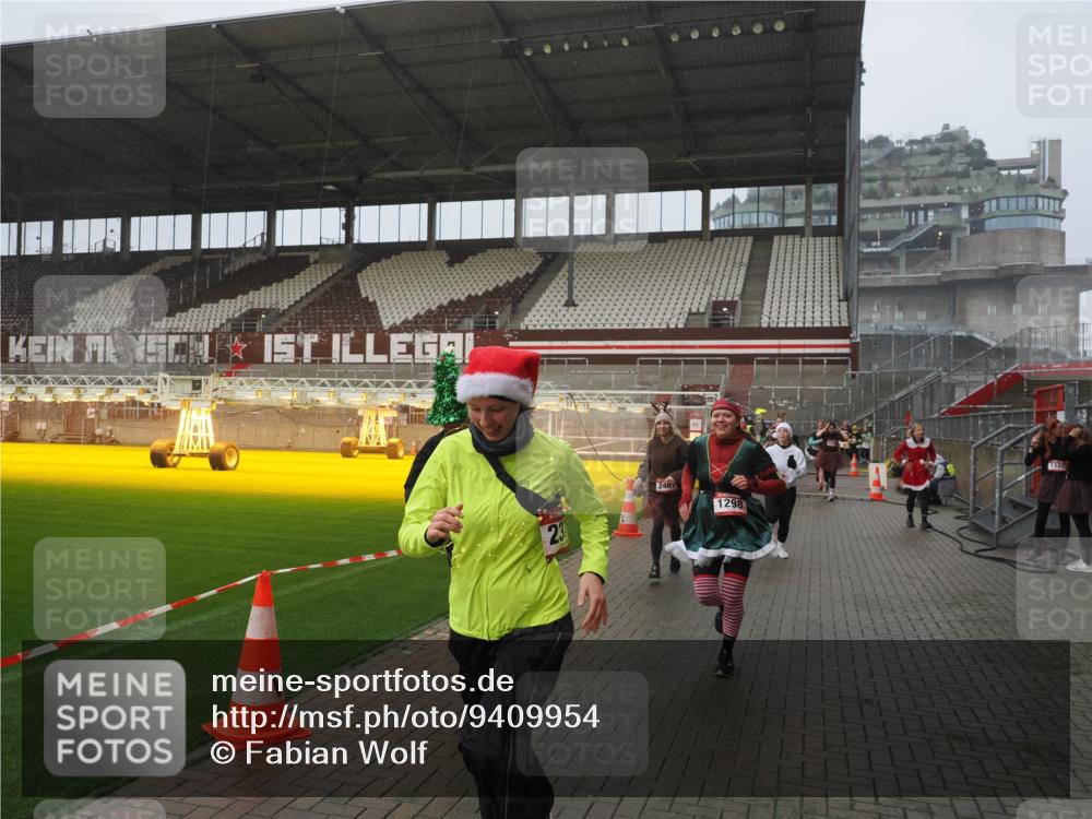 07.12.2025 - St. Pauli X-Mass-Run No. 15 Fabian Wolf http://msf.ph/oto/9409954 07.12.2025 11:10:21 Ziel 42, 53, 980, 1298, 1299, 1398, 1694, 1697, 1739, 1740, 2371 meine-sportfotos.de