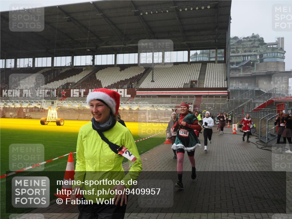 07.12.2025 - St. Pauli X-Mass-Run No. 15 Fabian Wolf http://msf.ph/oto/9409957 07.12.2025 11:10:21 Ziel 42, 53, 980, 1298, 1299, 1398, 1694, 1697, 1739, 1740, 2371 meine-sportfotos.de