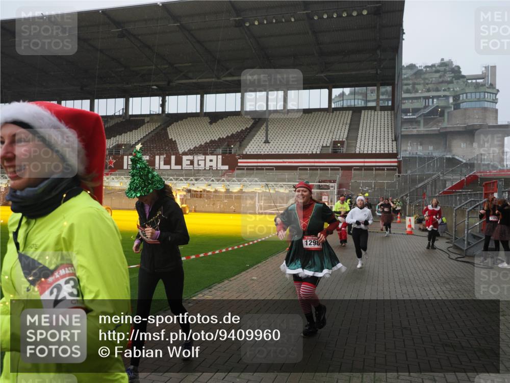 07.12.2025 - St. Pauli X-Mass-Run No. 15 Fabian Wolf http://msf.ph/oto/9409960 07.12.2025 11:10:21 Ziel 42, 53, 980, 1298, 1299, 1398, 1694, 1697, 1739, 1740, 2371 meine-sportfotos.de