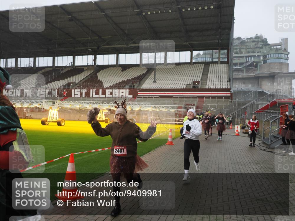 07.12.2025 - St. Pauli X-Mass-Run No. 15 Fabian Wolf http://msf.ph/oto/9409981 07.12.2025 11:10:23 Ziel 42, 53, 980, 1298, 1299, 1398, 1694, 1697, 1739, 1740, 2371 meine-sportfotos.de