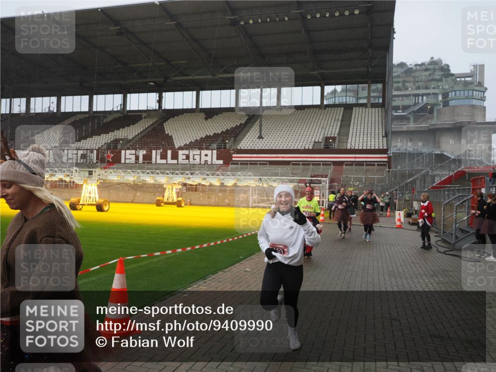07.12.2025 - St. Pauli X-Mass-Run No. 15 Fabian Wolf http://msf.ph/oto/9409990 07.12.2025 11:10:23 Ziel 42, 53, 980, 1298, 1299, 1398, 1694, 1697, 1739, 1740, 2371 meine-sportfotos.de