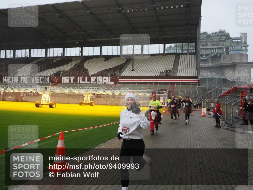 07.12.2025 - St. Pauli X-Mass-Run No. 15 Fabian Wolf http://msf.ph/oto/9409993 07.12.2025 11:10:23 Ziel 42, 53, 980, 1298, 1299, 1398, 1694, 1697, 1739, 1740, 2371 meine-sportfotos.de