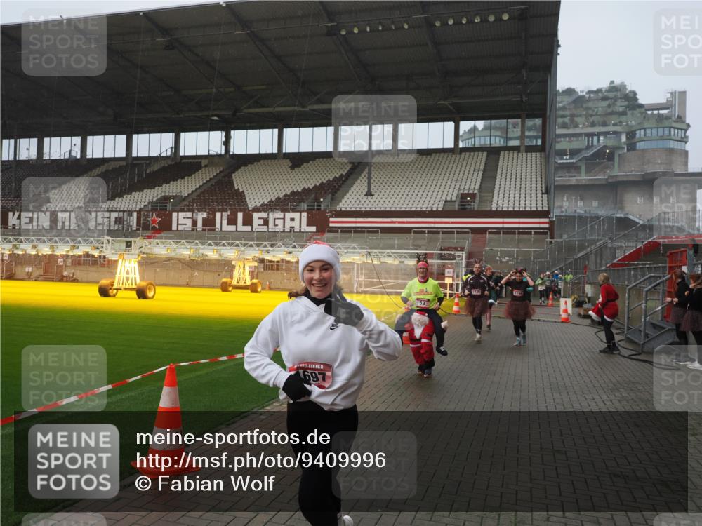 07.12.2025 - St. Pauli X-Mass-Run No. 15 Fabian Wolf http://msf.ph/oto/9409996 07.12.2025 11:10:24 Ziel 42, 53, 980, 1298, 1299, 1398, 1694, 1697, 1739, 1740, 2371 meine-sportfotos.de