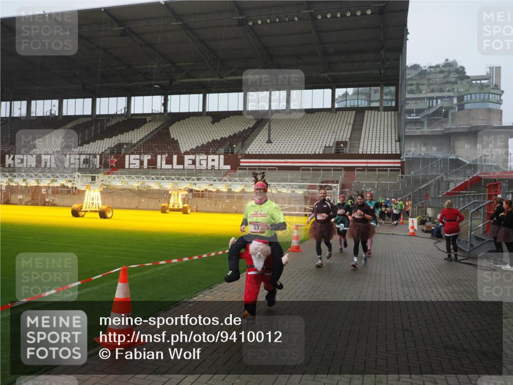 07.12.2025 - St. Pauli X-Mass-Run No. 15 Fabian Wolf http://msf.ph/oto/9410012 07.12.2025 11:10:25 Ziel 42, 53, 980, 1298, 1299, 1398, 1694, 1697, 1739, 1740, 2371 meine-sportfotos.de