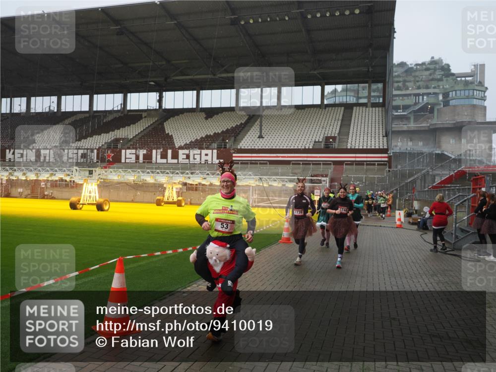 07.12.2025 - St. Pauli X-Mass-Run No. 15 Fabian Wolf http://msf.ph/oto/9410019 07.12.2025 11:10:25 Ziel 42, 53, 980, 1298, 1299, 1398, 1694, 1697, 1739, 1740, 2371 meine-sportfotos.de