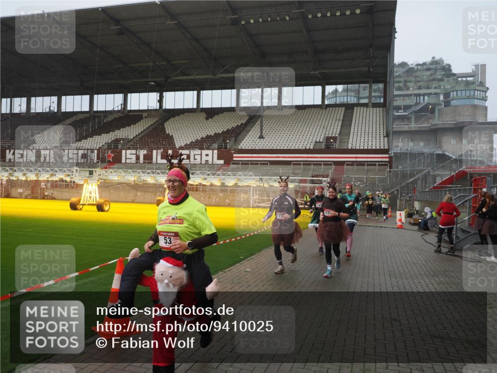 07.12.2025 - St. Pauli X-Mass-Run No. 15 Fabian Wolf http://msf.ph/oto/9410025 07.12.2025 11:10:26 Ziel 30, 31, 42, 49, 53, 134, 980, 1298, 1299, 1398, 1692, 1694, 1697, 1739, 1740, 2371 meine-sportfotos.de