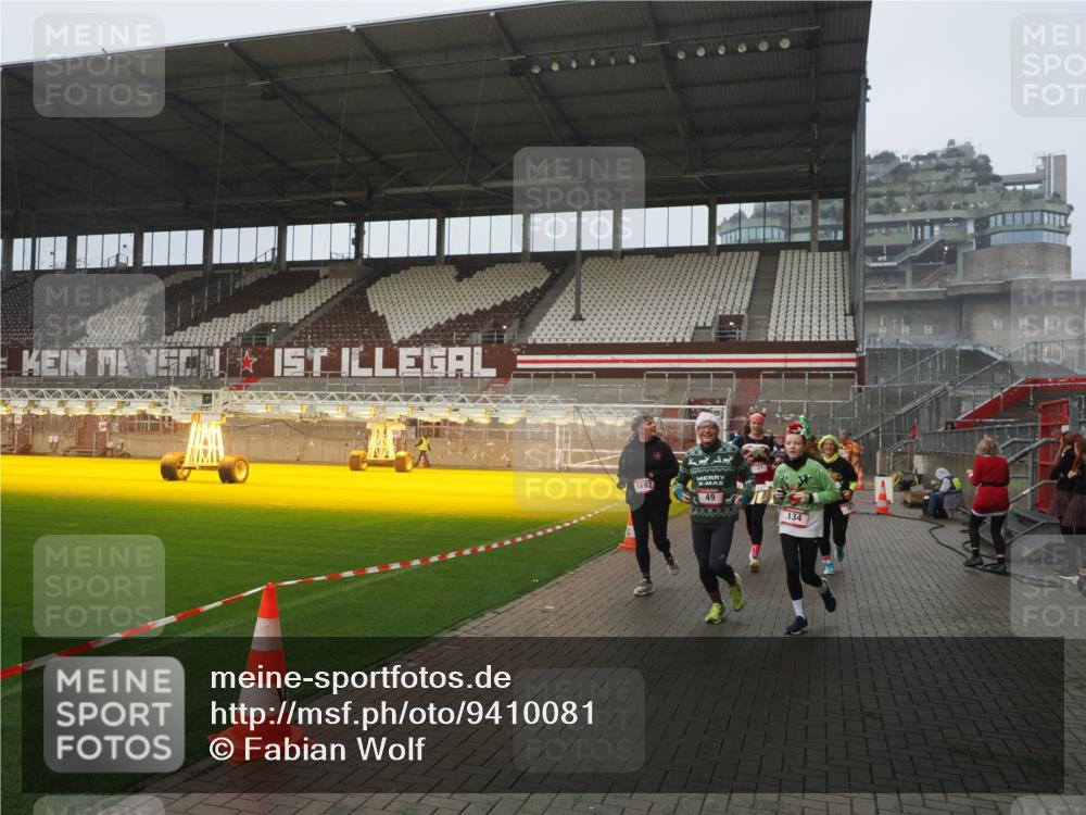 07.12.2025 - St. Pauli X-Mass-Run No. 15 Fabian Wolf http://msf.ph/oto/9410081 07.12.2025 11:10:33 Ziel 29, 30, 31, 42, 49, 53, 122, 134, 745, 980, 1064, 1066, 1298, 1380, 1398, 1692, 1694, 1697, 1739, 1740, 2371, 3124, 3136 meine-sportfotos.de