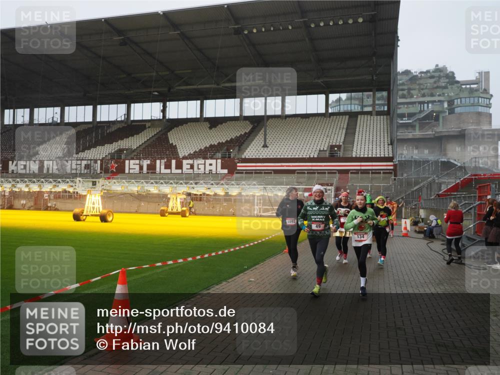 07.12.2025 - St. Pauli X-Mass-Run No. 15 Fabian Wolf http://msf.ph/oto/9410084 07.12.2025 11:10:33 Ziel 29, 30, 31, 42, 49, 53, 122, 134, 745, 980, 1064, 1066, 1298, 1380, 1398, 1692, 1694, 1697, 1739, 1740, 2371, 3124, 3136 meine-sportfotos.de