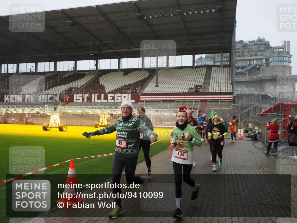 07.12.2025 - St. Pauli X-Mass-Run No. 15 Fabian Wolf http://msf.ph/oto/9410099 07.12.2025 11:10:34 Ziel 29, 30, 31, 42, 49, 53, 122, 134, 745, 980, 1064, 1066, 1298, 1380, 1398, 1692, 1694, 1697, 1739, 1740, 3124, 3136 meine-sportfotos.de