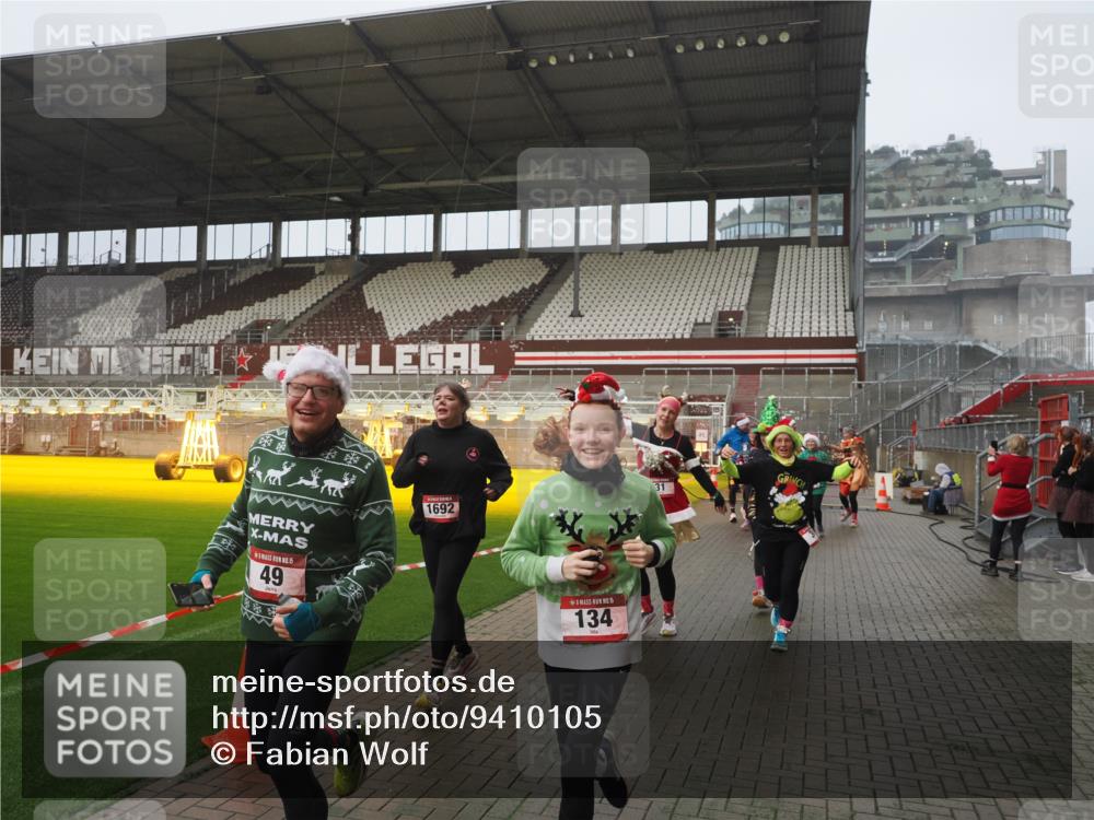 07.12.2025 - St. Pauli X-Mass-Run No. 15 Fabian Wolf http://msf.ph/oto/9410105 07.12.2025 11:10:35 Ziel 29, 30, 31, 42, 49, 53, 122, 134, 745, 980, 1064, 1066, 1298, 1380, 1398, 1692, 1694, 1697, 1739, 1740, 3124, 3136 meine-sportfotos.de