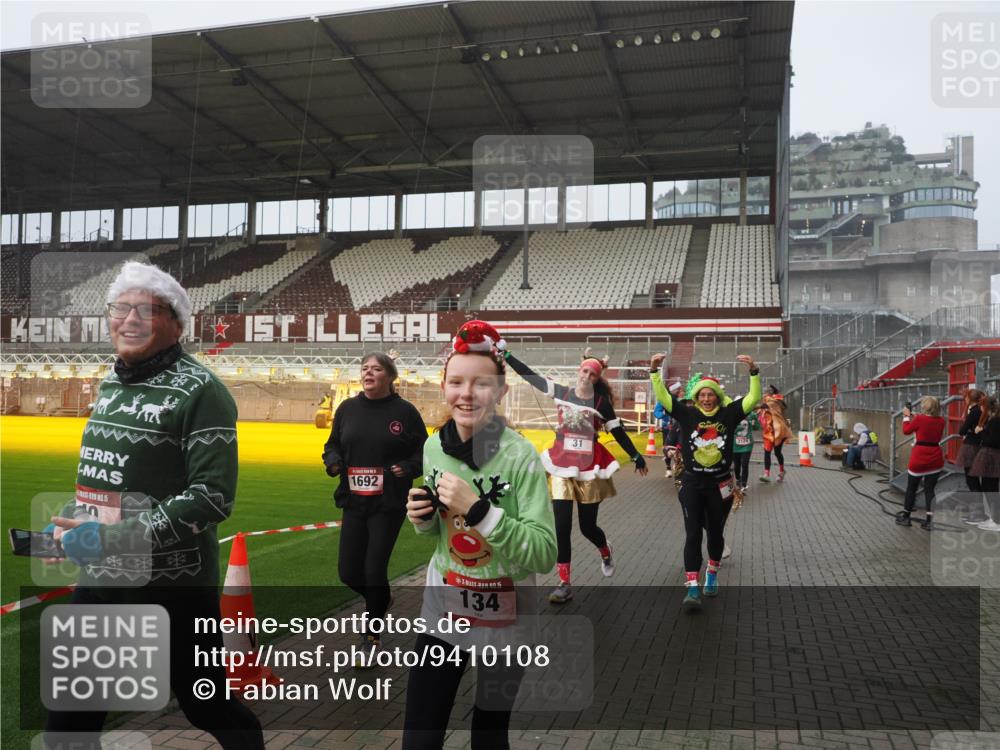 07.12.2025 - St. Pauli X-Mass-Run No. 15 Fabian Wolf http://msf.ph/oto/9410108 07.12.2025 11:10:35 Ziel 29, 30, 31, 42, 49, 53, 122, 134, 745, 980, 1064, 1066, 1298, 1380, 1398, 1692, 1694, 1697, 1739, 1740, 3124, 3136 meine-sportfotos.de
