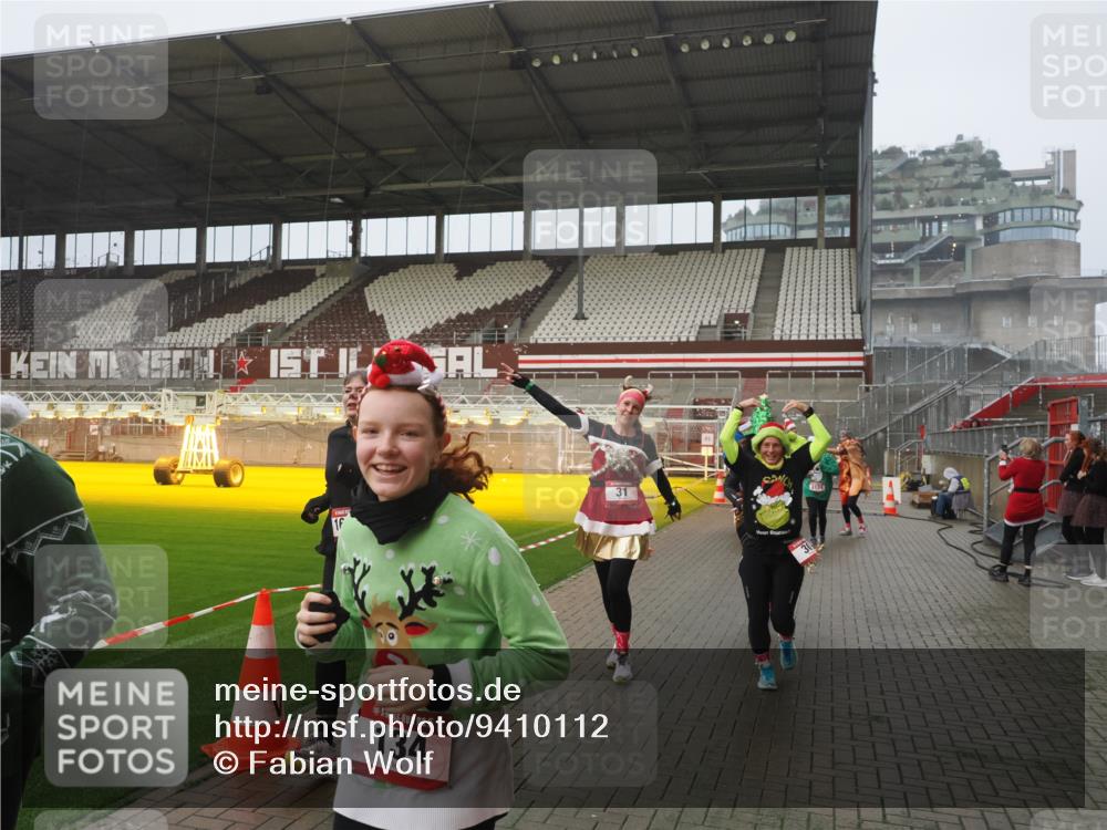 07.12.2025 - St. Pauli X-Mass-Run No. 15 Fabian Wolf http://msf.ph/oto/9410112 07.12.2025 11:10:35 Ziel 29, 30, 31, 42, 49, 53, 122, 134, 745, 980, 1064, 1066, 1298, 1380, 1398, 1692, 1694, 1697, 1739, 1740, 3124, 3136 meine-sportfotos.de