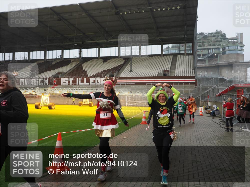 07.12.2025 - St. Pauli X-Mass-Run No. 15 Fabian Wolf http://msf.ph/oto/9410124 07.12.2025 11:10:36 Ziel 29, 30, 31, 49, 53, 122, 134, 745, 1064, 1066, 1298, 1380, 1398, 1626, 1692, 1694, 1697, 1739, 1740, 3124, 3136 meine-sportfotos.de
