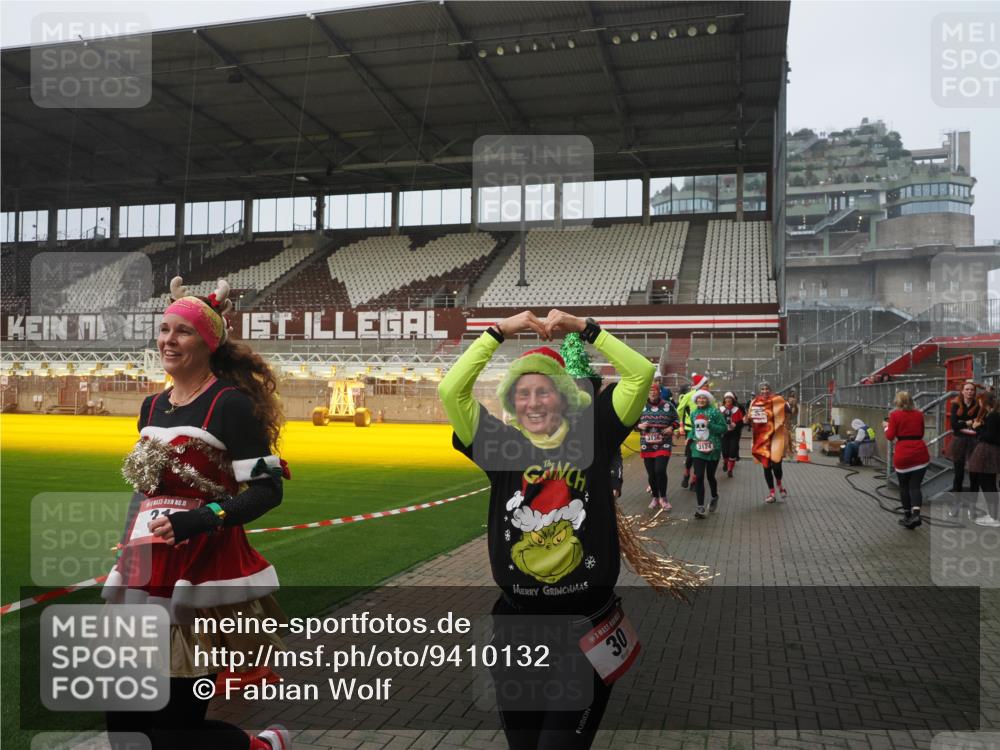 07.12.2025 - St. Pauli X-Mass-Run No. 15 Fabian Wolf http://msf.ph/oto/9410132 07.12.2025 11:10:36 Ziel 29, 30, 31, 49, 53, 122, 134, 745, 1064, 1066, 1298, 1380, 1398, 1626, 1692, 1694, 1697, 1739, 1740, 3124, 3136 meine-sportfotos.de