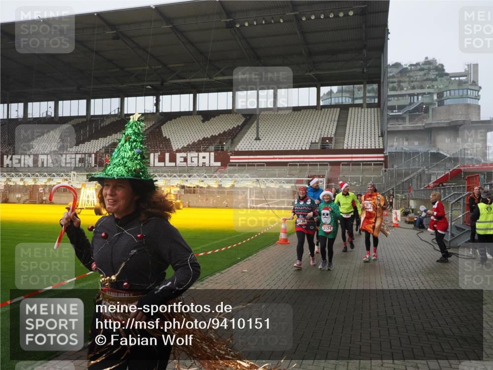07.12.2025 - St. Pauli X-Mass-Run No. 15 Fabian Wolf http://msf.ph/oto/9410151 07.12.2025 11:10:38 Ziel 29, 30, 31, 49, 122, 134, 745, 1064, 1066, 1380, 1398, 1626, 1692, 1694, 1739, 1740, 3124, 3136 meine-sportfotos.de