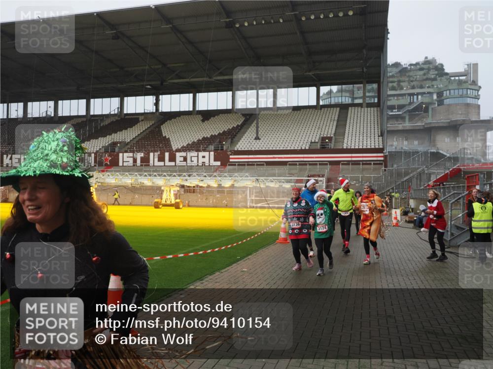 07.12.2025 - St. Pauli X-Mass-Run No. 15 Fabian Wolf http://msf.ph/oto/9410154 07.12.2025 11:10:38 Ziel 29, 30, 31, 49, 122, 134, 745, 1064, 1066, 1380, 1398, 1626, 1692, 1694, 1739, 1740, 3124, 3136 meine-sportfotos.de