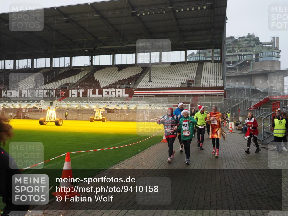 07.12.2025 - St. Pauli X-Mass-Run No. 15 Fabian Wolf http://msf.ph/oto/9410158 07.12.2025 11:10:38 Ziel 29, 30, 31, 49, 122, 134, 745, 1064, 1066, 1380, 1398, 1626, 1692, 1694, 1739, 1740, 3124, 3136 meine-sportfotos.de