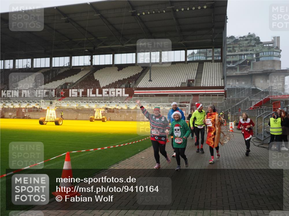 07.12.2025 - St. Pauli X-Mass-Run No. 15 Fabian Wolf http://msf.ph/oto/9410164 07.12.2025 11:10:39 Ziel 29, 30, 31, 49, 122, 134, 745, 1064, 1066, 1380, 1398, 1584, 1626, 1692, 1694, 1739, 1740, 3124, 3136, 4574 meine-sportfotos.de