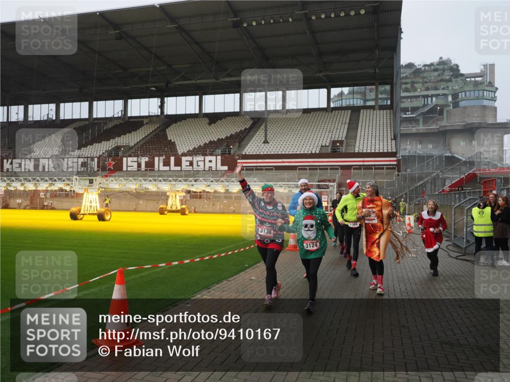 07.12.2025 - St. Pauli X-Mass-Run No. 15 Fabian Wolf http://msf.ph/oto/9410167 07.12.2025 11:10:39 Ziel 29, 30, 31, 49, 122, 134, 745, 1064, 1066, 1380, 1398, 1584, 1626, 1692, 1694, 1739, 1740, 3124, 3136, 4574 meine-sportfotos.de