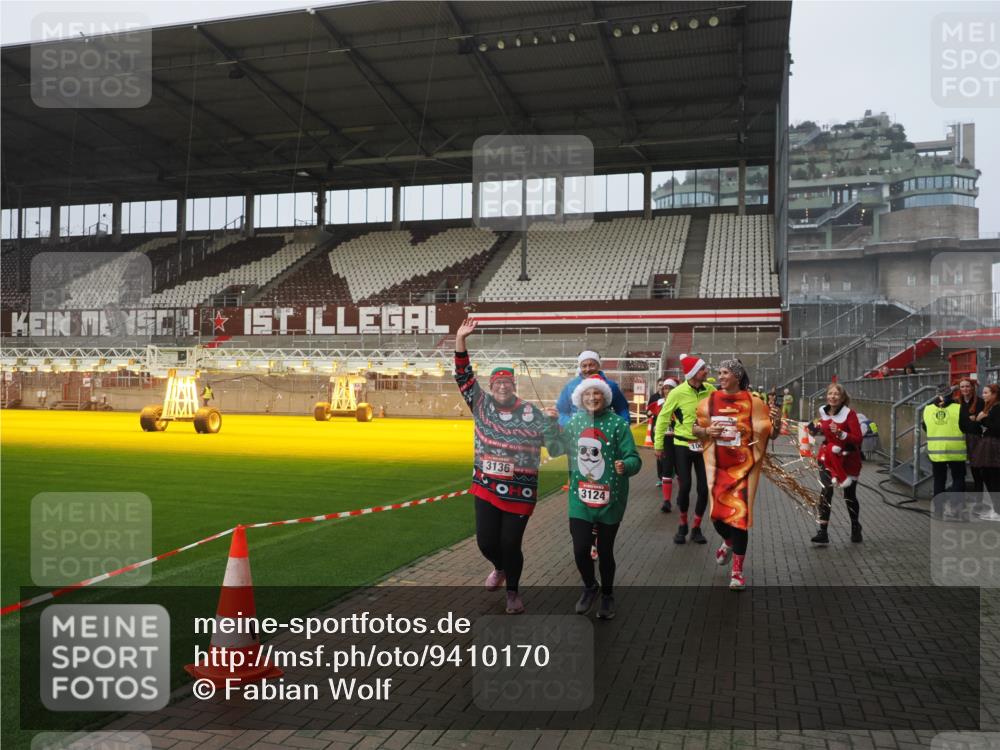 07.12.2025 - St. Pauli X-Mass-Run No. 15 Fabian Wolf http://msf.ph/oto/9410170 07.12.2025 11:10:39 Ziel 29, 30, 31, 49, 122, 134, 745, 1064, 1066, 1380, 1398, 1584, 1626, 1692, 1694, 1739, 1740, 3124, 3136, 4574 meine-sportfotos.de