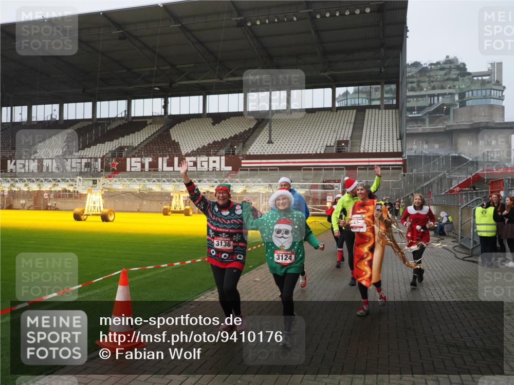07.12.2025 - St. Pauli X-Mass-Run No. 15 Fabian Wolf http://msf.ph/oto/9410176 07.12.2025 11:10:39 Ziel 29, 30, 31, 49, 122, 134, 745, 1064, 1066, 1380, 1398, 1584, 1626, 1692, 1694, 1739, 1740, 3124, 3136, 4574 meine-sportfotos.de