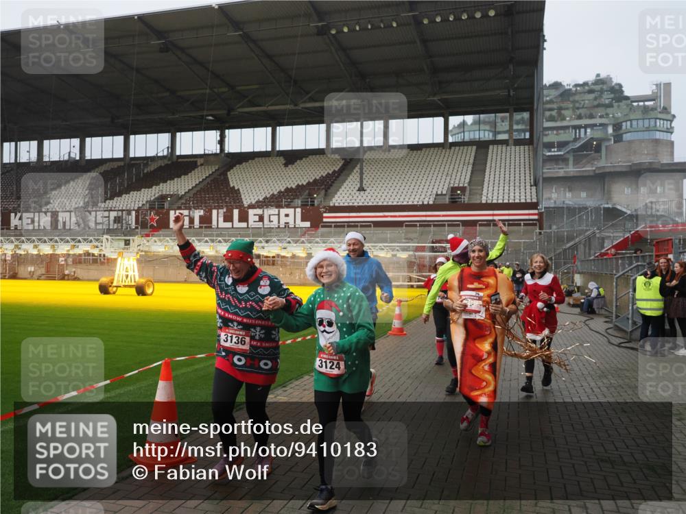 07.12.2025 - St. Pauli X-Mass-Run No. 15 Fabian Wolf http://msf.ph/oto/9410183 07.12.2025 11:10:40 Ziel 29, 30, 31, 49, 122, 134, 745, 1064, 1066, 1380, 1398, 1584, 1626, 1692, 1694, 3124, 3136, 4574 meine-sportfotos.de