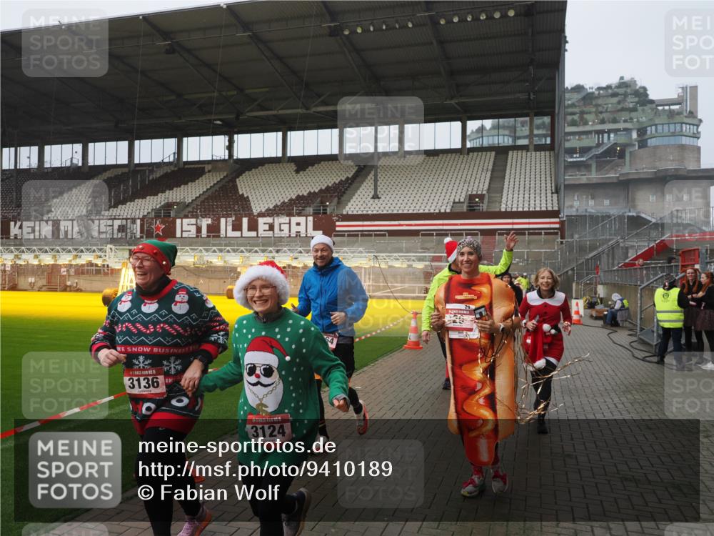 07.12.2025 - St. Pauli X-Mass-Run No. 15 Fabian Wolf http://msf.ph/oto/9410189 07.12.2025 11:10:40 Ziel 29, 30, 31, 49, 122, 134, 745, 1064, 1066, 1380, 1398, 1584, 1626, 1692, 1694, 3124, 3136, 4574 meine-sportfotos.de