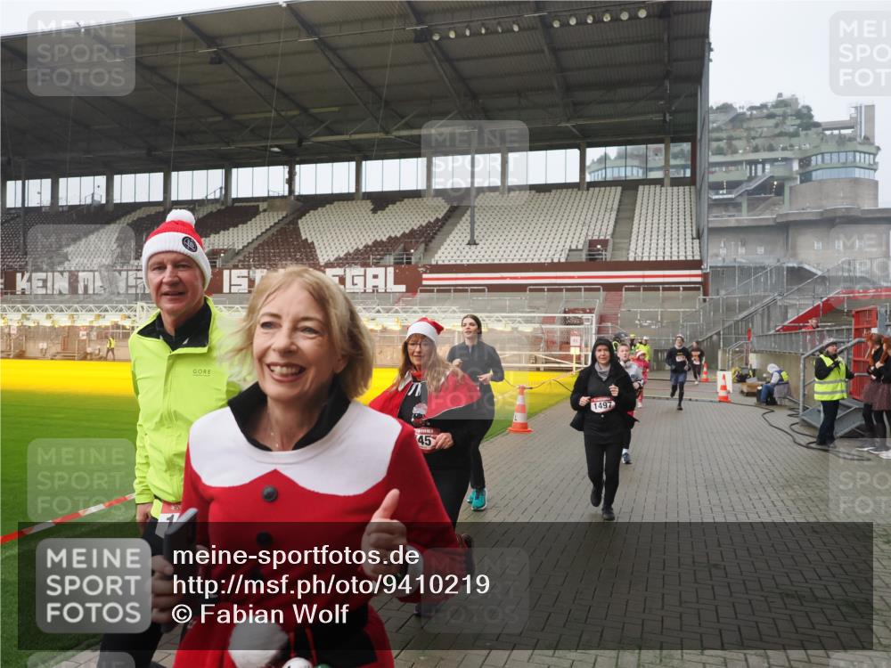 07.12.2025 - St. Pauli X-Mass-Run No. 15 Fabian Wolf http://msf.ph/oto/9410219 07.12.2025 11:10:42 Ziel 29, 30, 31, 49, 122, 134, 745, 1064, 1066, 1380, 1584, 1626, 1692, 3124, 3136, 4574 meine-sportfotos.de