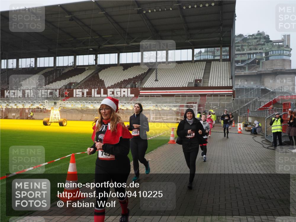 07.12.2025 - St. Pauli X-Mass-Run No. 15 Fabian Wolf http://msf.ph/oto/9410225 07.12.2025 11:10:43 Ziel 29, 30, 31, 49, 122, 134, 745, 1064, 1066, 1380, 1400, 1402, 1584, 1626, 1692, 3124, 3136, 4574 meine-sportfotos.de