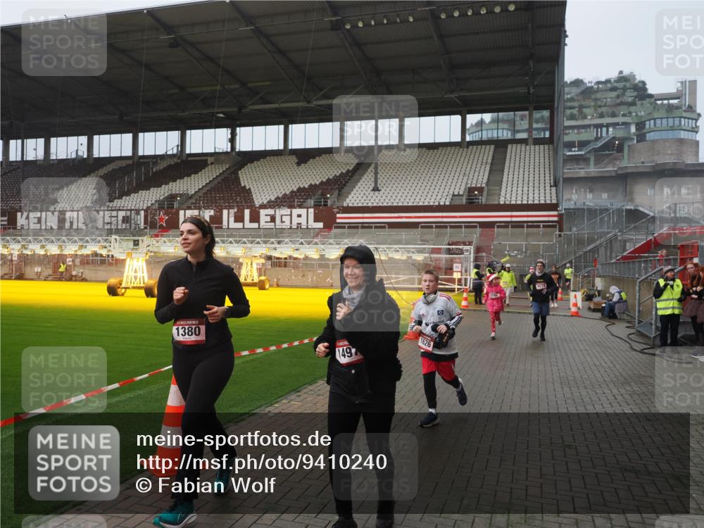 07.12.2025 - St. Pauli X-Mass-Run No. 15 Fabian Wolf http://msf.ph/oto/9410240 07.12.2025 11:10:44 Ziel 29, 30, 31, 49, 122, 134, 745, 1064, 1066, 1380, 1400, 1402, 1584, 1626, 1692, 3124, 3136, 4574 meine-sportfotos.de
