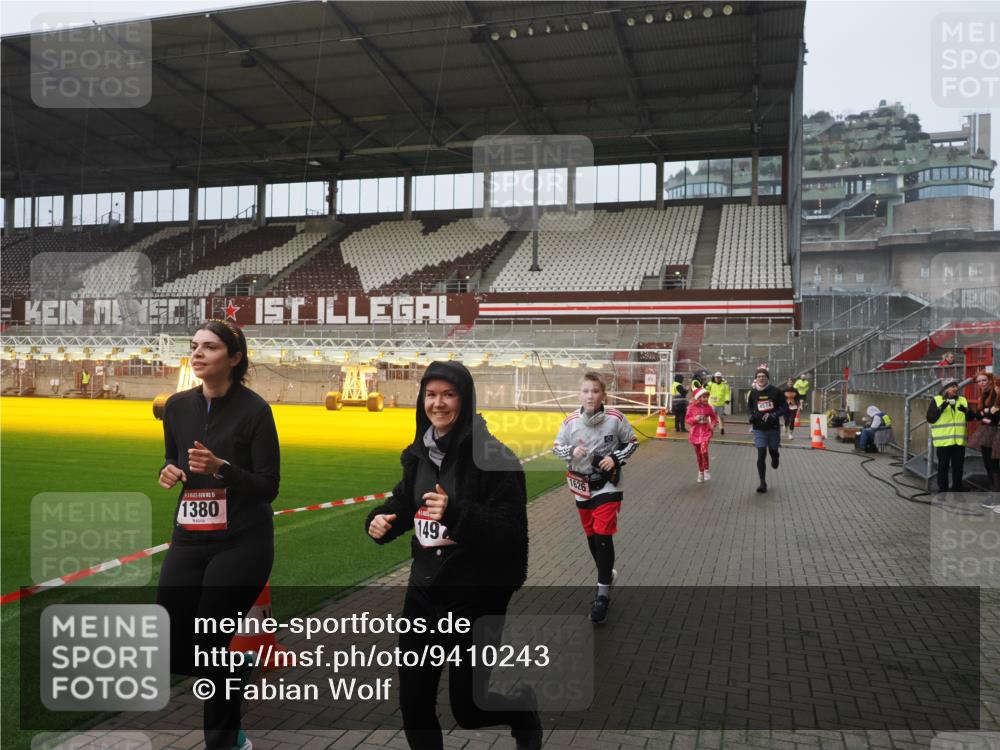 07.12.2025 - St. Pauli X-Mass-Run No. 15 Fabian Wolf http://msf.ph/oto/9410243 07.12.2025 11:10:44 Ziel 29, 30, 31, 49, 122, 134, 745, 1064, 1066, 1380, 1400, 1402, 1584, 1626, 1692, 3124, 3136, 4574 meine-sportfotos.de